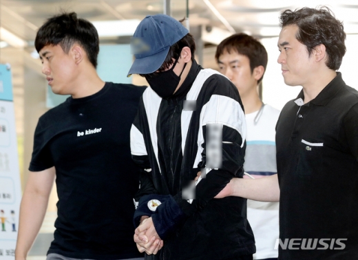 성폭력범죄의 처벌 등에 관한 특례법 위반(주거침입 강간미수) 혐의를 받는 A씨(30)가 31일 오후 서울 서초구 서울중앙지방법원에서 열린 영장실질심사에 출석하고 있다. / 사진=김병문 뉴시스 사진기자. 