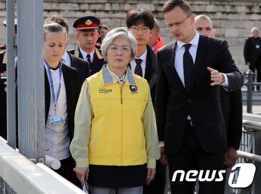 강경화 외교부 장관이 31일 오전(현지시각) 헝가리 부다페스트 다뉴브강 머르기트 다리 인근의 유람선 침몰 사고현장을 찾아 둘러보고 있다. /사진=뉴스1