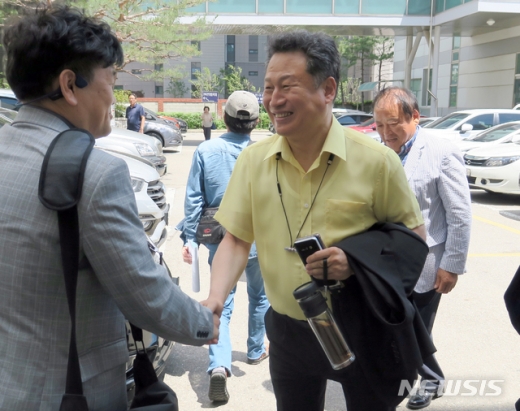 안승남 경기 구리시장이 공직선거법 위반 혐의에 대한 1심 재판에서 무죄를 선고 받은 뒤 법정을 나와 지지자들과 악수를 나누고 있다. / 사진=뉴시스