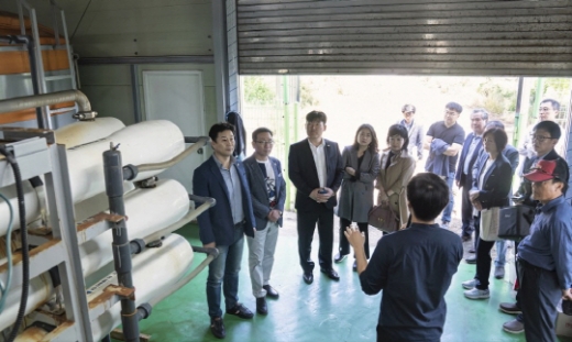 화성시의회 도시건설위원회는 31일 화성시 전곡항 및 국화도를 찾아 화성시 맑은물사업소 현안사항을 중심으로 현장방문을 실시했다. / 사진제공=화성시의회
