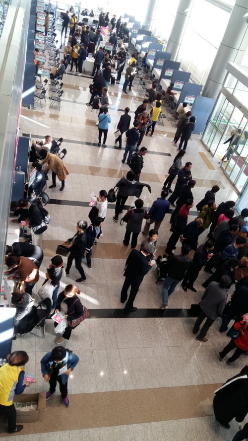 경기도는 취업에 어려움을 겪고 있는 경력단절 여성들을 대상으로 ‘중장년 여성 취업박람회’를 4차례 개최한다고 2일 밝혔다. / 사진제공=경기도