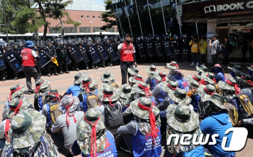 5월31일 울산대학교 현대중공업 임시 주주총회장 앞에서 현대중공업 노조원들과 경찰이 대치하고 있다. /사진=뉴스1 조민주 기자