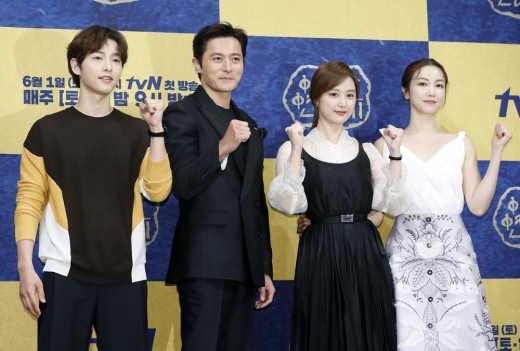 (왼쪽부터) 배우 송중기, 장동건, 김지원, 김옥빈이 지난달 28일 서울 강남구 임피리얼팰리스 호텔에서 열린 tvN 새 주말드라마 '아스달 연대기' 제작발표회에 참석해 포즈를 취하고 있다. /사진=뉴스1 DB