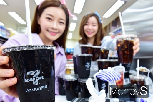 [머니S포토] 편의점 아이스커피 돌아왔다,  '세븐카페 아이스 3종' 출시