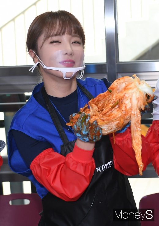 [머니S포토] 홍진영 '제가 만든 김치에요~'