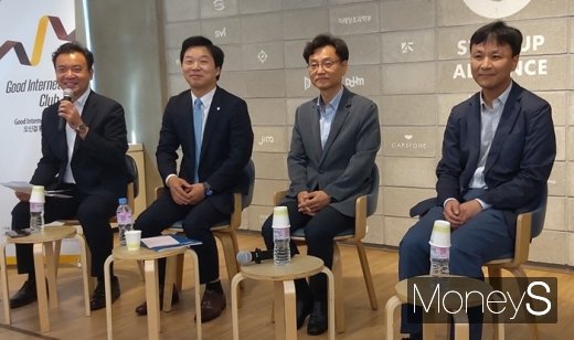 왼쪽부터 이장주 이락디지털문화연구소 소장, 김병관 더불어민주당 의원, 박성호 한국인터넷기업협회 사무총장, 정의준 건국대 문화콘텐츠학과 교수. /사진=채성오 기자