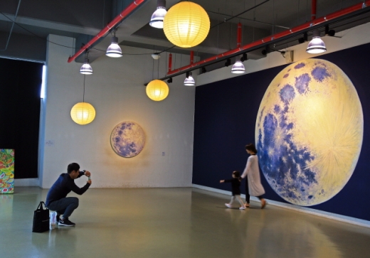 대구예술발전소의 moon flower에서 사진을 찍고 있는 한 가족. /사진=한국관광공사