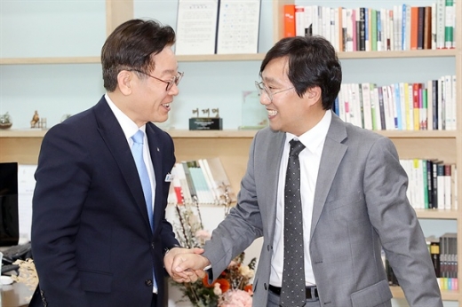 이재명 경기도지사와 양정철 민주연구원 원장이 3일 지역 민생 의제 공동 연구를 위한 '경기연구원-민주연구원' 업무협약을 체결하기에 앞서 환담을 나누고 있다. / 사진제공=경기도