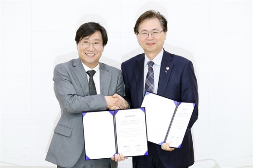양정철 민주연구원 원장과 이한주 경기연구원 원장이 3일 오후 경기도청에서 공동 연구를 위한 업무협약을 체결했다. / 사진제공=경기도