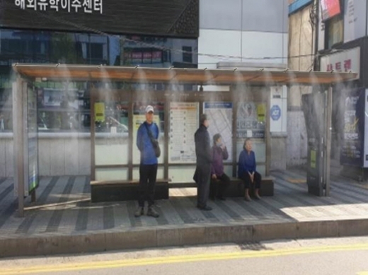안양시는 일찍 찾아온 무더위와 여름철 폭염에 대비해 5000만원을 들여 버스정류장에 쿨링포그 시스템을 설치했다. / 사진제공=안양시