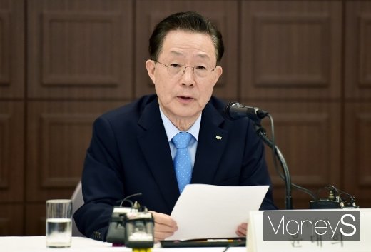 윤대희 신용보증기금 이사장이 4일 서울 프레스센터에서 취임 1주년 기자간담회를 열고 기자들의 질문에 답하고 있다./사진=임한별 기자
