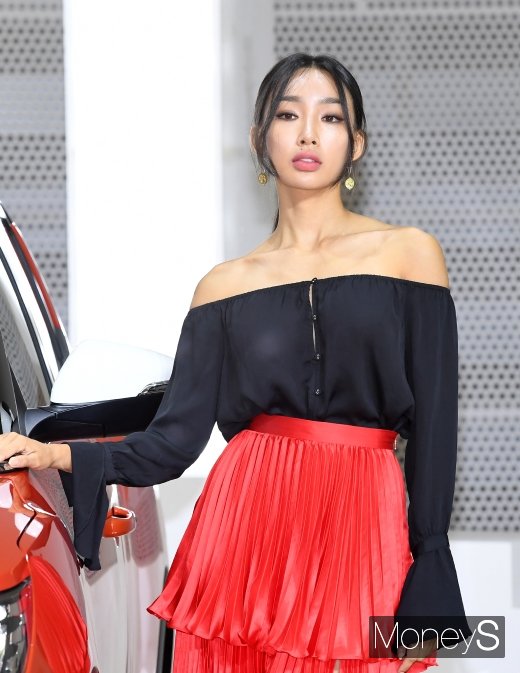 [머니S포토] 문가비, 과감하게 드러낸 오프숄더 패션