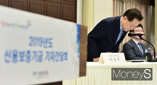[머니S포토] 어느덧 취임 1주년 맞이한 윤대희 신보 이사장