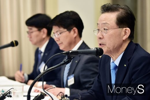 [머니S포토] 취재진 질문에 답하는 윤대희 신보 이사장