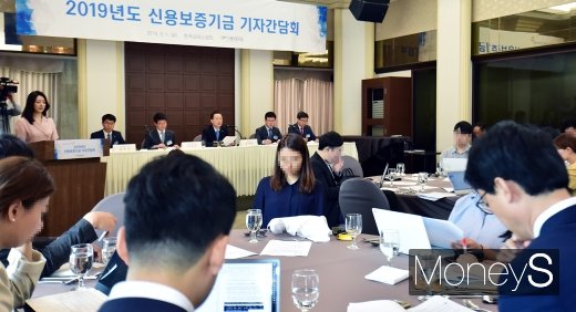 [머니S포토] 취임 1주년 윤대희 신보 이사장, 취재진 만나 뉴비전 발표
