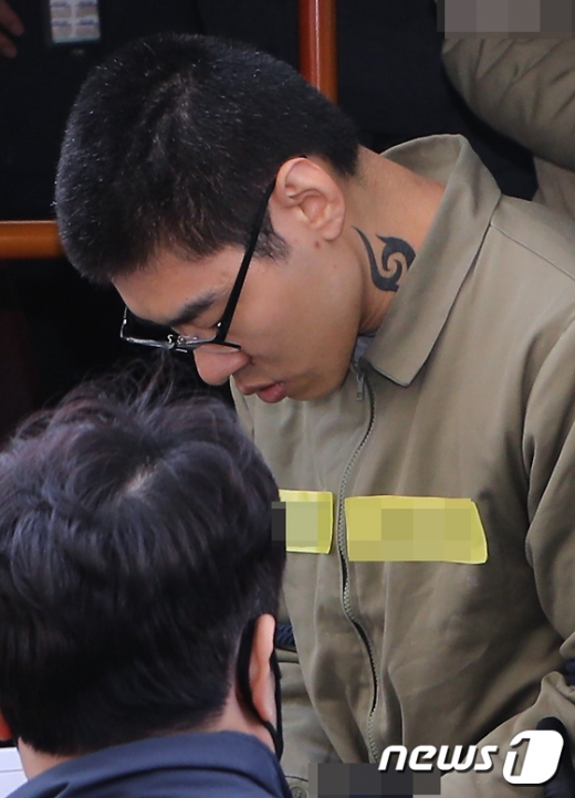 PC방 살인 김성수 징역 30년. 동생은 무죄. PC방 아르바이트생을 살해한 혐의로 구속 기소된 피의자 김성수(30)가 지난 1월29일 오전 서울 양천구 신정동 서울남부지방법원에서 열린 첫 공판준비기일에 출석하기 위해 호송차에서 내리고 있다. /사진=뉴 스1