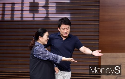 [머니S포토] 여성시대 왕작가 박금선 에스코트하는 4년차 DJ 서경석