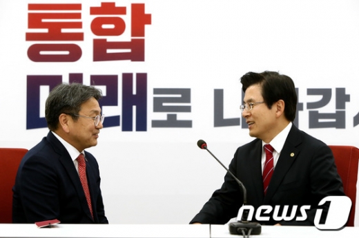 강기정 청와대 정무수석(왼쪽)과 황교안 자유한국당 대표. /사진=뉴스1