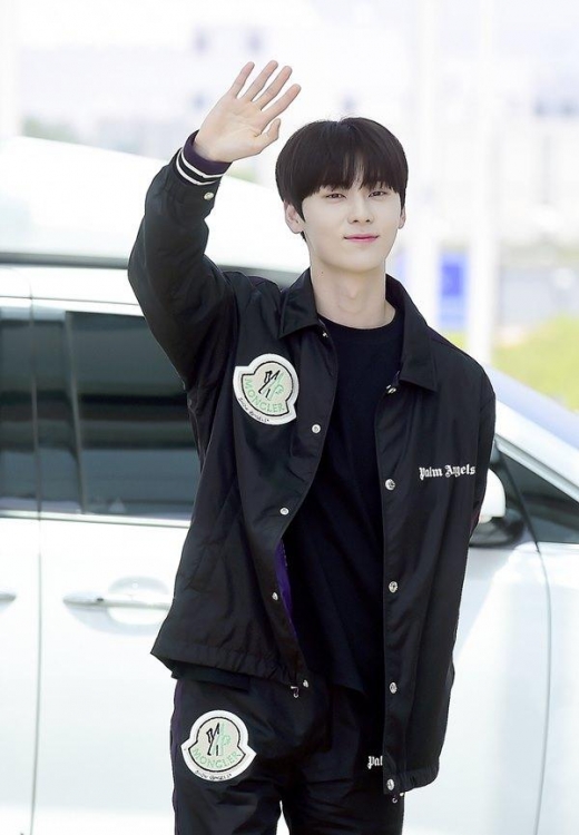 [★공항패션] 황민현, 올블랙룩에 돋보이는 '잘생긴 얼굴'