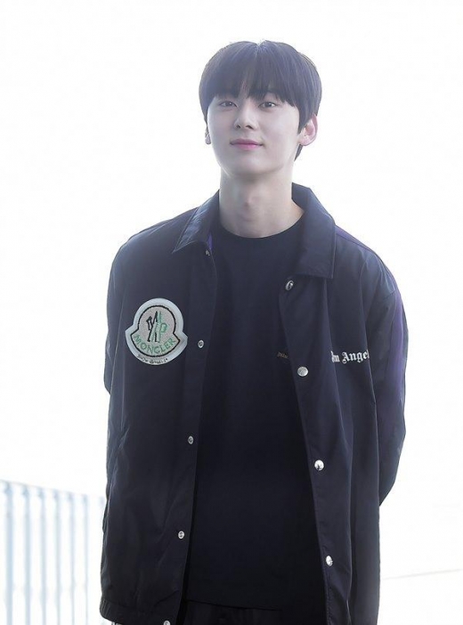 [★공항패션] 황민현, 올블랙룩에 돋보이는 '잘생긴 얼굴'
