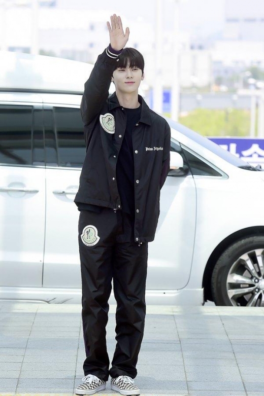 [★공항패션] 황민현, 올블랙룩에 돋보이는 '잘생긴 얼굴'