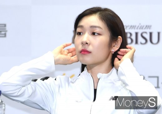 [머니S포토] 머리카락 정리하는 김연아
