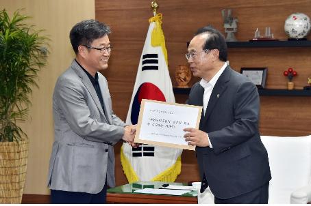 부산시민운동단체연대 김종기 대표가 오거돈 시장에게 의견서를 전달했다./사진제공=부산시