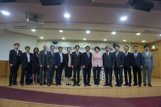 (왼쪽 여덟 번째부터)원희목 한국제약바이오협회장과 오제세 더불어민주당 의원, 김승희 자유한국당의원 등 정책토론회 참석자들이 기념촬영을 하고있다./사진=한국제약바이오협회