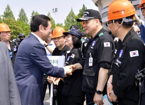 이용섭 광주광역시장이 4일 오후 염주종합체육관에서 열린 2019 광주세계수영선수권대회 안전 개최를 위한 유관기관 합동 대테러훈련에 참석해 테러진압, 화생방훈련, 화재진압 등 훈련을 참관한 후 참가자들을 격려하고 있다./사진제공=광주광역시