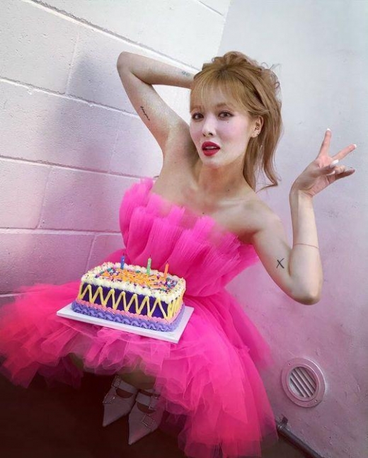 현아, 케이크 들고 '섹시 바비인형' 변신