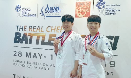 제8회 태국 국제요리대회에서 동메달을 수상한 호남대 조리과학과 1학년 김성연씨(사진 왼쪽)와 2학년 정원상씨/사진제공=호남대학교