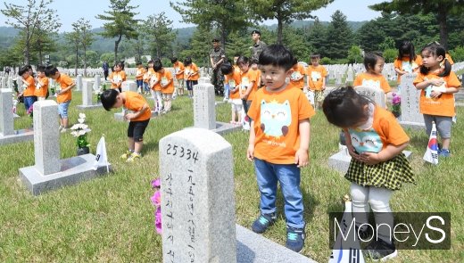 [머니S포토] '묘역 참배하는 아이들'