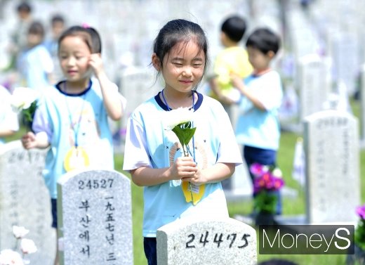 [머니S포토] 호국영령 추모하는 아이들