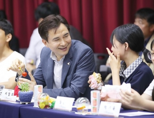 서철모 화성시장이 나래울종합사회복지관 문화동 4층 세미나실에서 ‘서철모 시장님과 시립 나래울아동청소년센터 아동청소년이 함께 꿈꾸는 간담회’를 진행하며 참여 학생과 대화를 하고 있다. / 사진제공=화성시