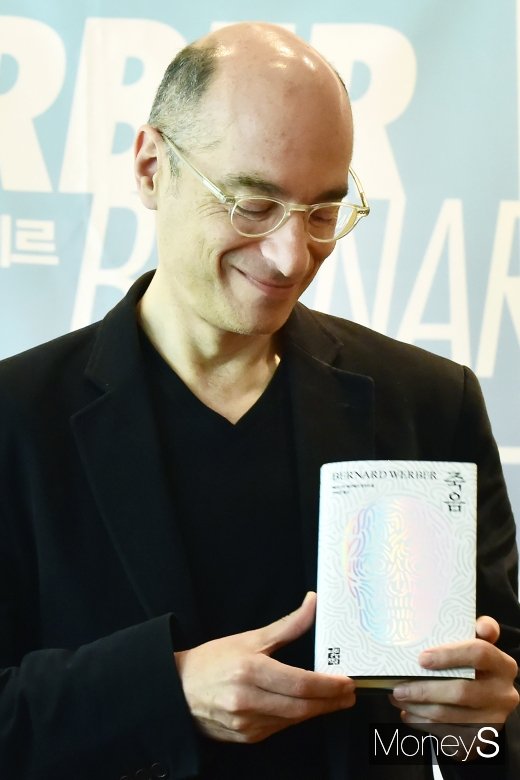 [머니S포토] 천재 작가 베르나르 베르베르, 그가 그려낸 죽음은?