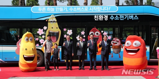 문재인 대통령이 5일 경남 창원시 창원컨벤션센터 앞에서 열린 ‘수소버스 제막식’에 참석해 기념촬영하고 있는 모습. /사진=뉴스1 박진희 기자