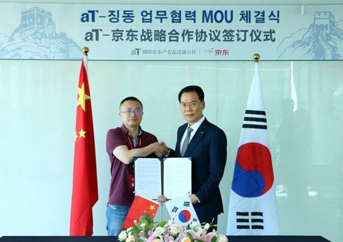 리우리쪈 징동 운영총감(사진 오른쪽)과 박성국 aT 상하이 지사장 /사진제공=aT 