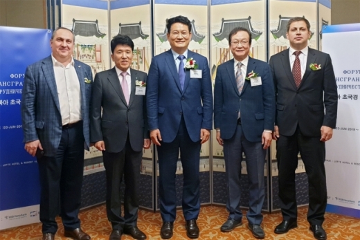 함영주 하나금융그룹 부회장(왼쪽에서 2번째), 송영길 더불어민주당 의원(왼쪽에서 3번째), 잠불라트 떼키에프 연해주 국제협력위원회 위원장(왼쪽에서 첫번째), 김승동 유라시아21 이사장(왼쪽에서 4번째), 알렉세이 스타리치코프 연해주 주정부 관광국장(왼쪽에서 5번째)이 기념촬영을 하고 있다./사진제공=하나금융