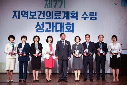 지난 4일 보건복지부 주최로 서울 그랜드컨벤션센터에서 열린 '제7기 지역보건의료계획 수립 성과대회에서 전남 무안군이 기관표창을 받을 후 기념 촬영을 하고 있다./사진제공=무안군