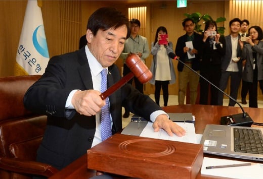 이주열 한국은행 총재가 지난달 31일 서울 중구 세종대로 한국은행에서 열린 금융통화위원회의를 주재하며 의사봉을 두드리고 있다. / 사진=뉴스1 DB.