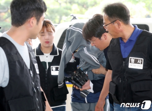 전 남편을 살해하고 시신을 유기한 혐의를 받는 고유정씨(36)가 4일 오전 구속 전 피의자 심문(영장실질심사)을 받기 위해 제주지방법원에 출석하고 있다./사진=뉴스1