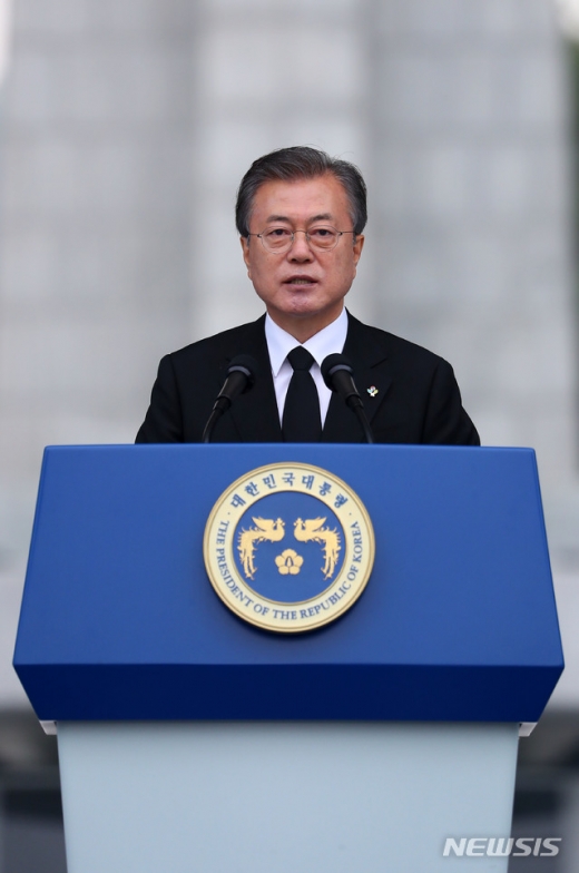 문재인 대통령이 6일 오전 서울 동작구 국립서울현충원에서 열린 제64회 현충일 추념식에서 추념사를 하고 있다. /사진=뉴시스