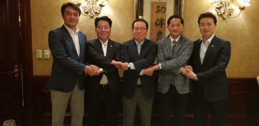 왼쪽부터 김상호 하남시장, 장덕천 부천시장, 조광한 남양주시장, 이재준 고양시장, 김종천 과천시장. / 사진제공=남양주시