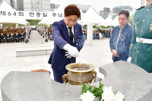 6일 수원 팔달구 현충탑에서 열린 제 64회 현충일 추념식에서 염태영 수원시장이 순국선열과 호국영령을 추모하고 있다. / 사진제공=수원시