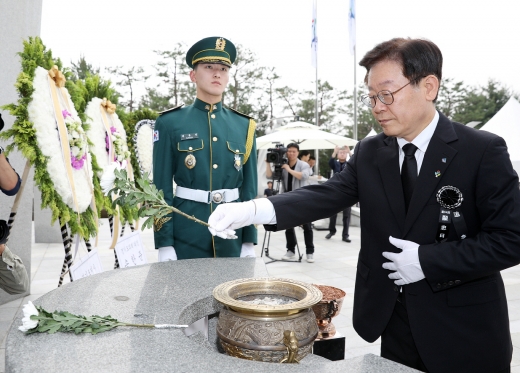 6일 오전 수원시 현충탑에서 열린 제64회 현충일 추념식에서 헌화하는 이재명 지사.  / 사진제공=경기도