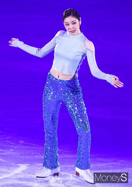 [머니S포토] 김연아 '반짝이 나팔바지도 찰떡 소화'
