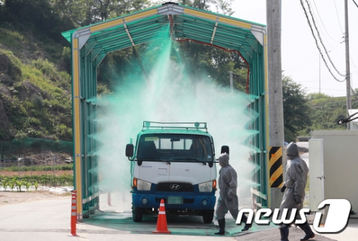 지난 5일 오후 북한 접경지역인 경기도 파주시 적성면 아프리카돼지열병(ASF) 거점소독시설에서 축산 차량들을 대상으로 방역이 실시되고 있다. /사진=뉴스1