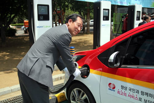 한국전력이 자체 전기차 충전서비스 브랜드 'KEPCO PLUG'를 출시한 가운데 김종갑 한전 사장이 충전 시연을 하고 있다./사진제공=한전