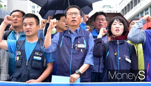 [머니S포토] 경찰 조사 앞둔 김명환 위원장의 투쟁구호