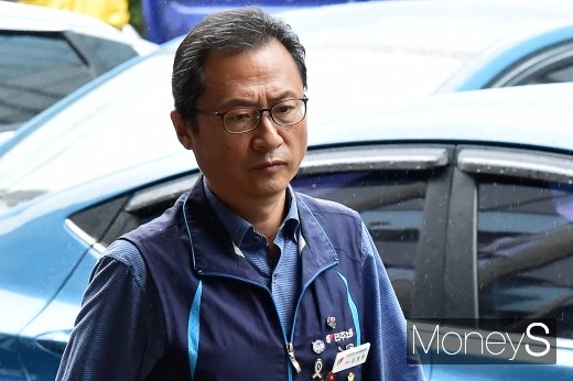 [머니S포토] 경찰 조사실로 향하는 민노총 위원장